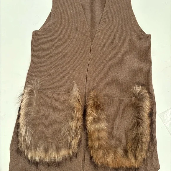 Rain + Rose Tan Sweater Vest with Faux Fur Pockets.  Size XL - Picture 5 of 10